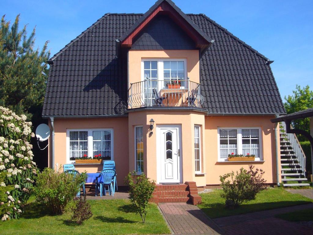 a small house with a black roof at Ferienwohnung Jargow 1 - Alt-Reddevitz in Alt Reddevitz