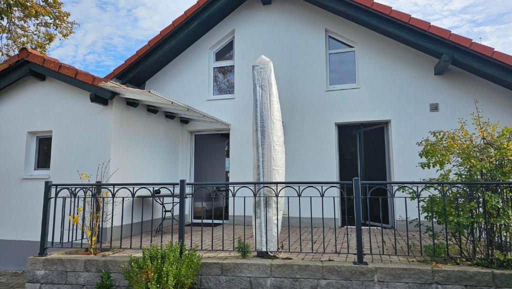 a white house with a fence in front of it at Ferienhaus Meli in Pürgen