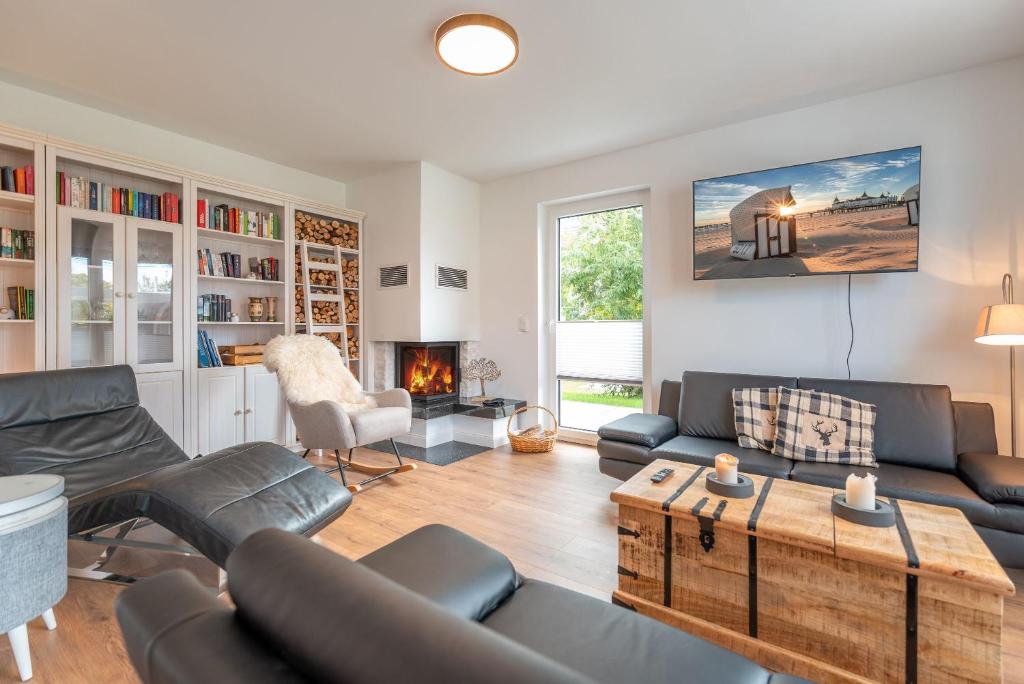 a living room with a couch and a table at Ferienhaus DeRuhHus in Rankwitz