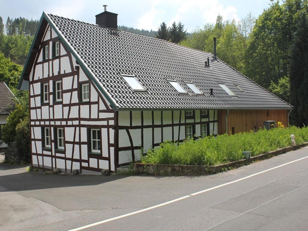 a black and white building on the side of a road at Rurtalgarten in Hammer