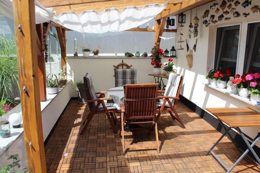 a patio with chairs and a table on a balcony at Ferienzimmer Riesebeck in Wieck