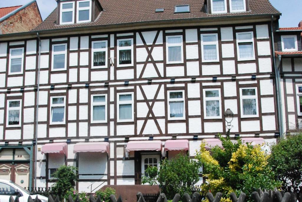 a large building with white and brown at Ferienwohnung Braunschweiger Hof in Halberstadt