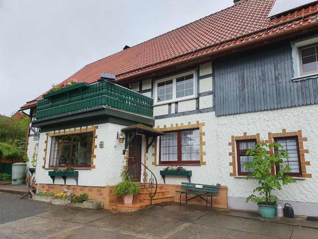 a white house with a bench in front of it at Ferienwohnung Wagner in Stiege