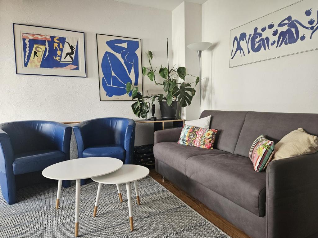 a living room with a couch and a table at Ferienwohnung Wartturmblick in Nierstein