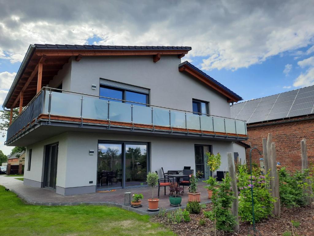 a house with a balcony and a solarium at Ferienwohnung im Spreewald - Natur Pur in Lübben