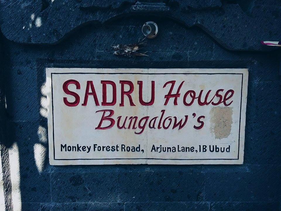 una señal para una casa saaruca bunatowns en un edificio azul en Sadru House, en Ubud