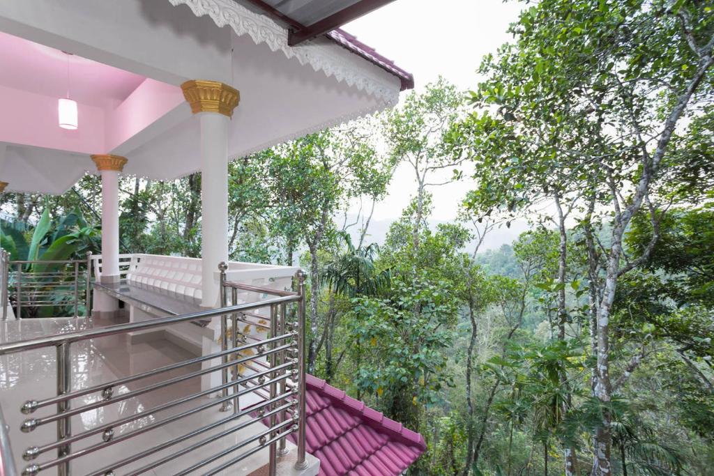 einen Balkon eines Hauses mit Waldblick in der Unterkunft Mount Spring Valley Homestay in Thekkady