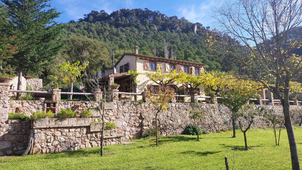 a house on top of a stone wall at La Calma Montblanc Prenafeta in Prenafeta