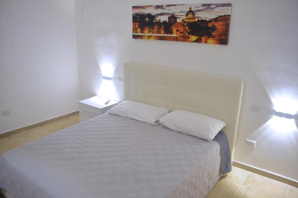 1 dormitorio con 1 cama blanca y 2 almohadas en Appartamento Via Lata, en Brindisi