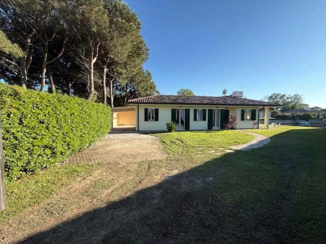 a small house with a driveway in front of it at Adria in Isola Albarella