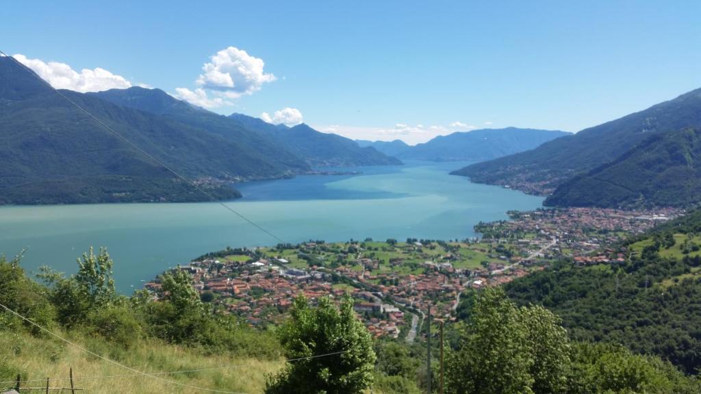 Elle offre une vue sur un lac dans les montagnes. dans l'établissement Agriturismo Nona Rosa, à Gravedona