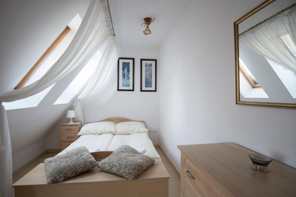 Dormitorio pequeño con cama y espejo en ZAKOpanorama en Zakopane