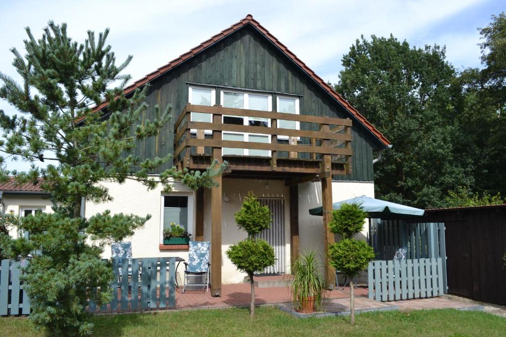 a house with a green and white at Neue moderne Ferienwohnung, separater Eingang, Seenähe in Möllen