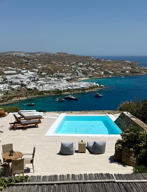 a swimming pool with a view of the ocean at Villa Ocean prince in Mikonos