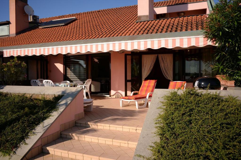 a patio with chairs and a table on a house at Tartaruga in Caleri