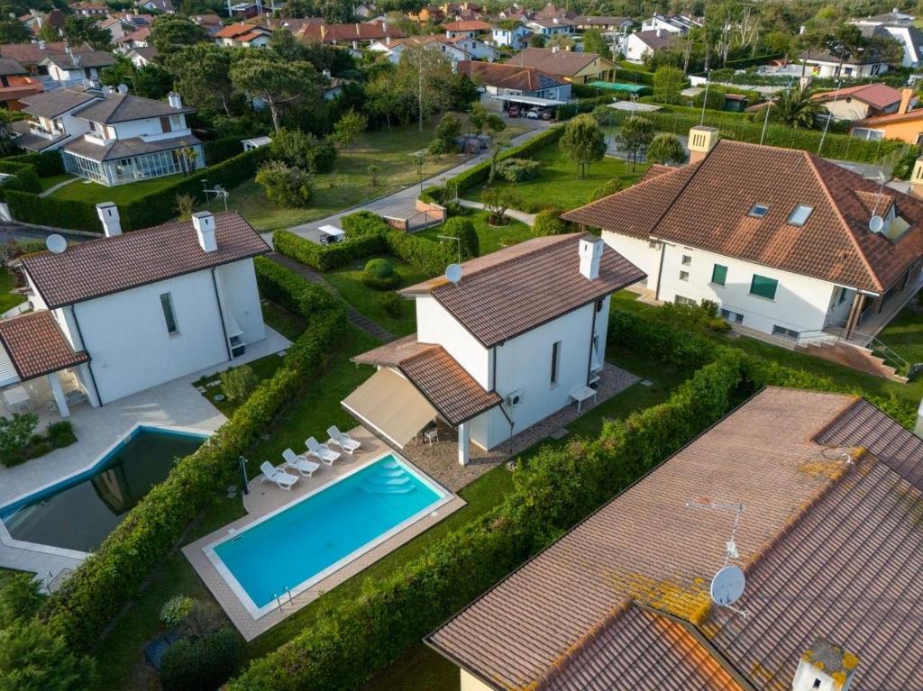 an aerial view of a house with a swimming pool at Aurora in Caleri