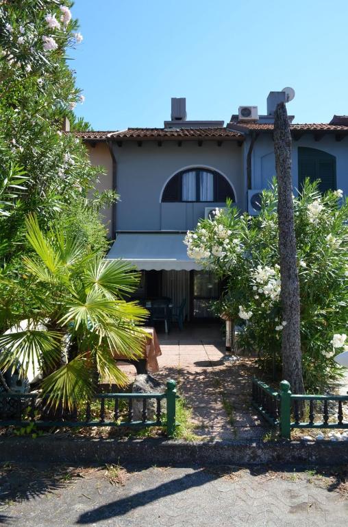 ein blaues Haus mit Bäumen davor in der Unterkunft Casa 712 in Caleri