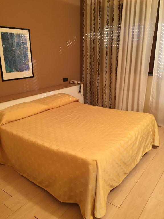 Postel nebo postele na pokoji v ubytování Nuovo Hotel Vigevano