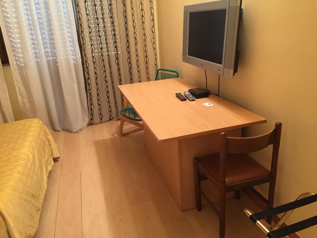 TV a/nebo společenská místnost v ubytování Nuovo Hotel Vigevano