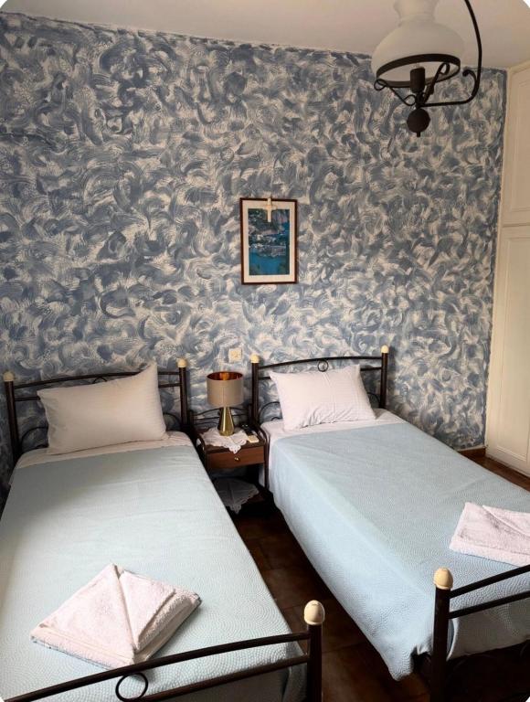 two beds sitting next to each other in a bedroom at Μαργαρίτα 1 in Fiskardo