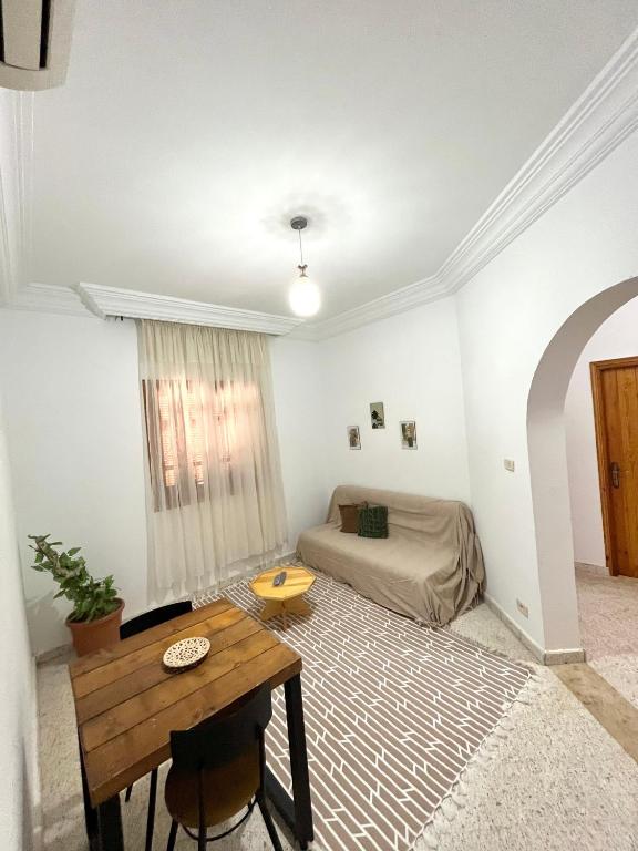 a living room with a table and a bed at Tamezda 4 in Taguermess
