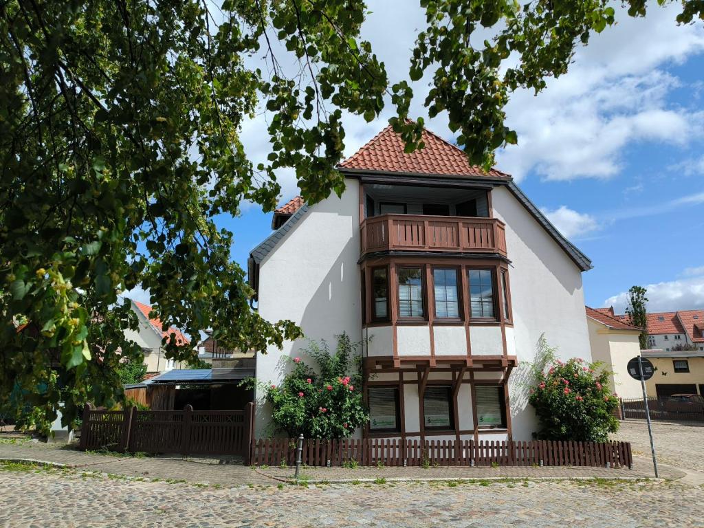 a white house with a red roof at Ferienhaus am Mühlenteich in Teterow