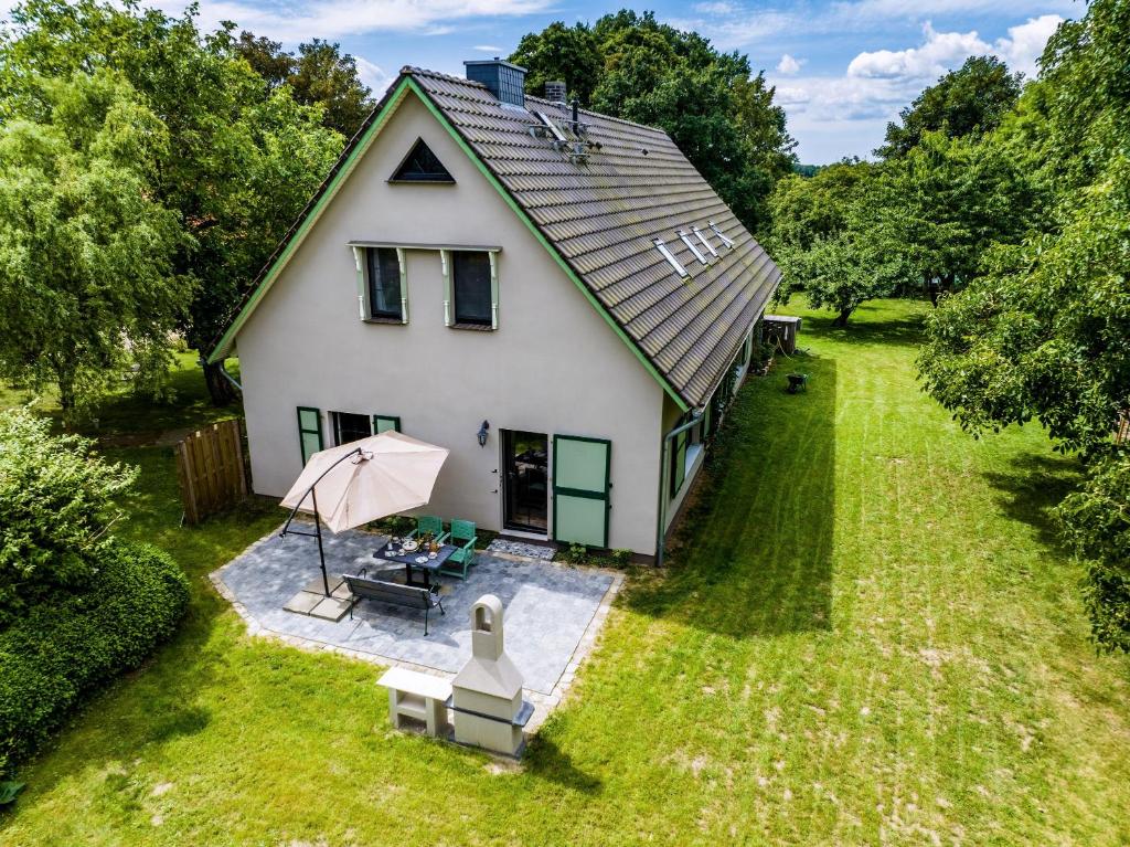 an overhead view of a white house with an umbrella at Ferienwohnung im Spöckerhus in Tribohm