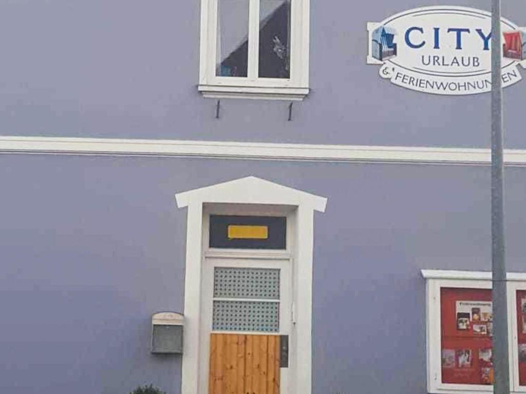 a blue building with a door and a window at City Urlaub in Ribnitz-Damgarten