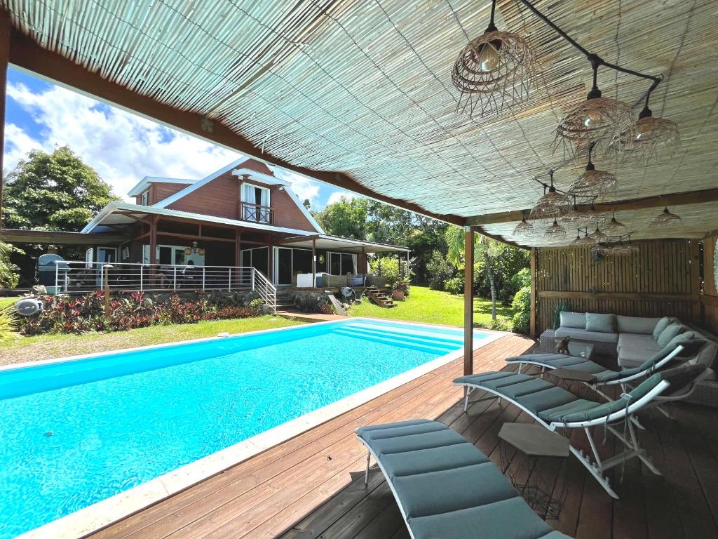 a patio with chairs and a swimming pool at Case Christal in Saint-Louis
