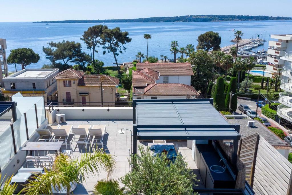 Sea-View Rooftop Apartment Beaches & Private Parking