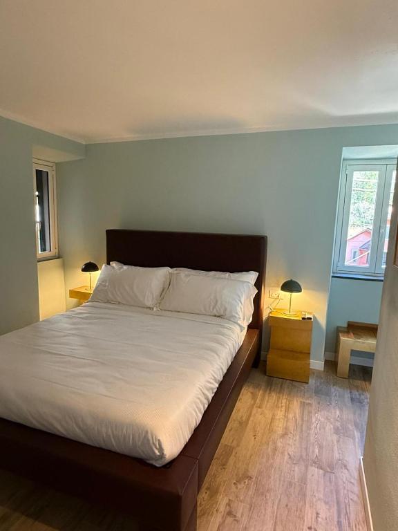 a bedroom with a large bed with white sheets at Superiore 33 room apartment in Pignone