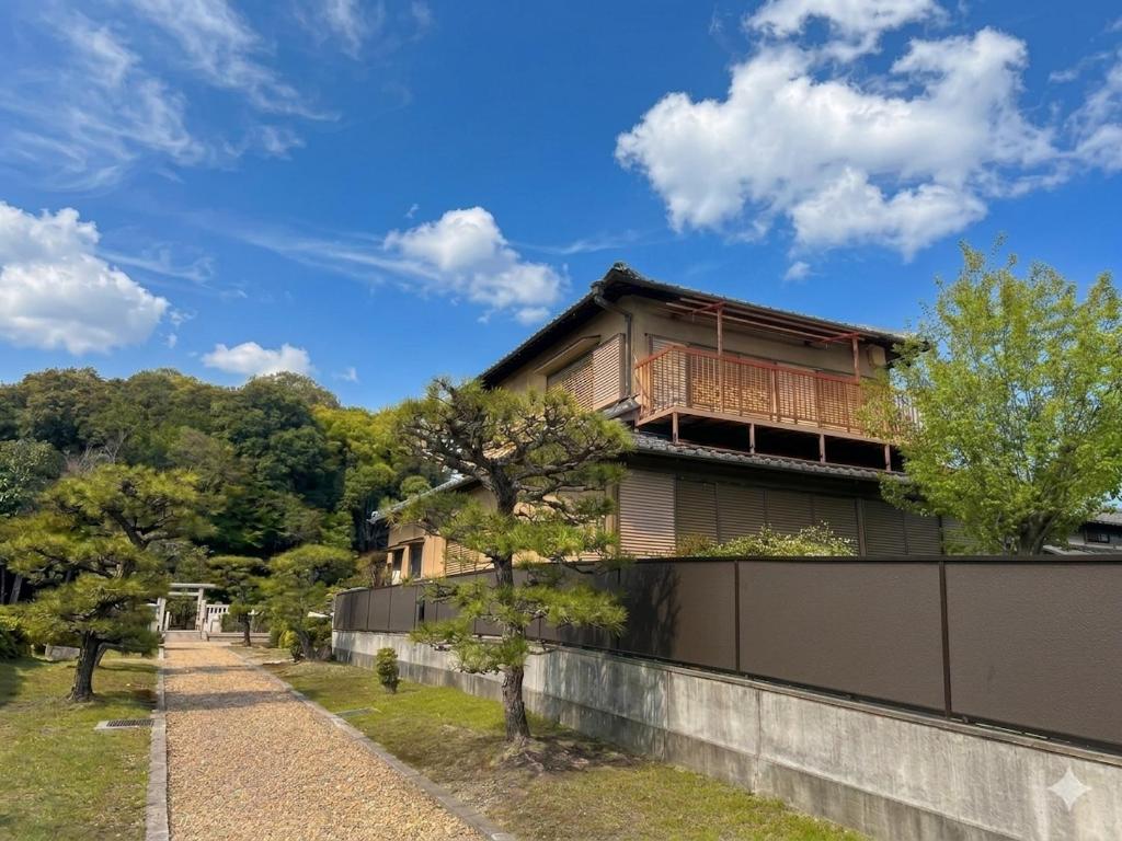 a house with a balcony on top of a wall at 平城空間 - Heijo Space in Nara
