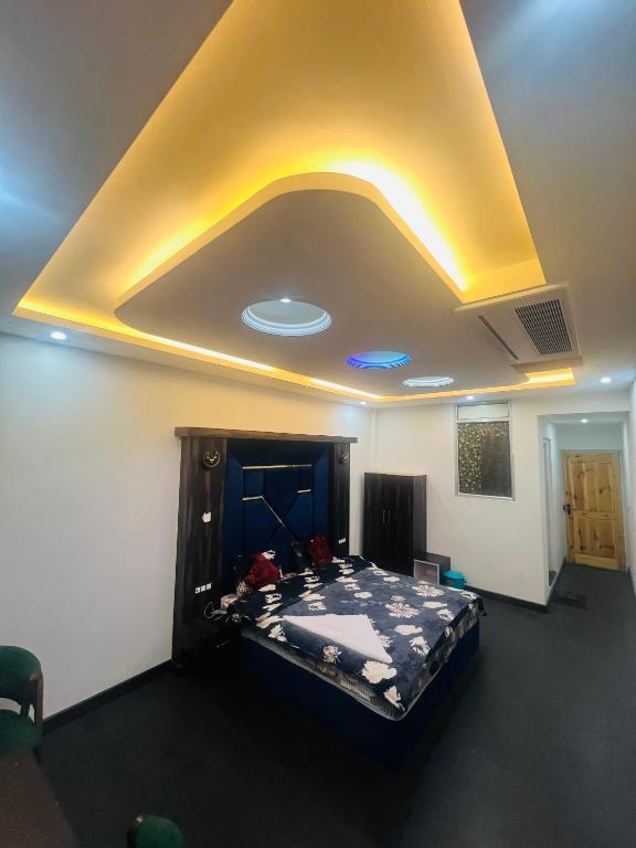 a bedroom with a bed and a yellow ceiling at gulmarg peak view resort in Gulmarg