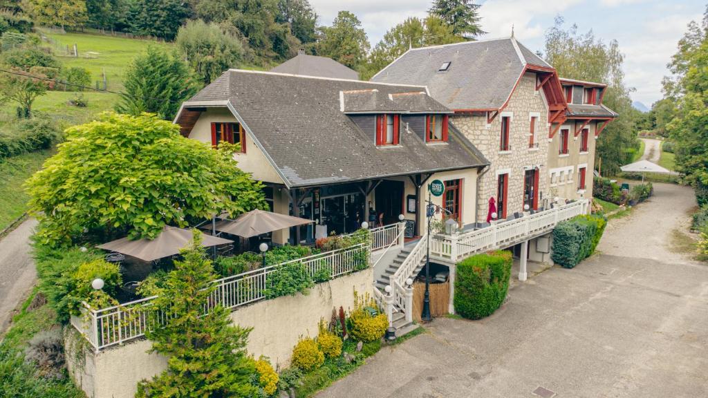 an aerial view of a house at Hôtel Spa & Restaurant Ô Pervenches in Chambéry