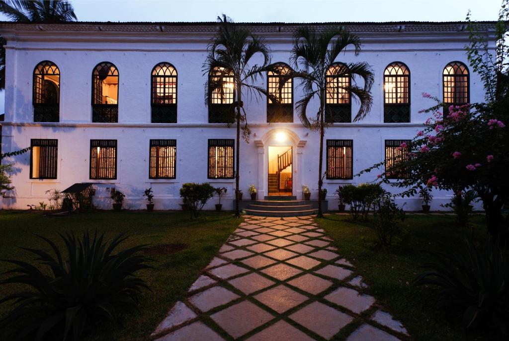 duży biały dom z włączonymi światłami w obiekcie Siolim House w mieście Siolim
