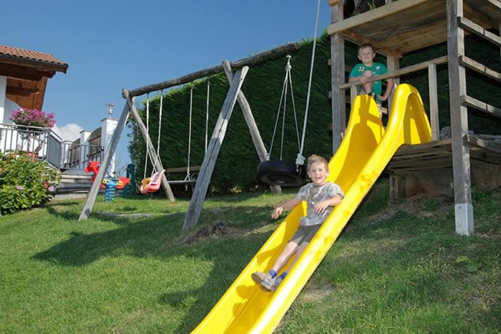 Plac zabaw dla dzieci w obiekcie Berg-Weiler-Obereggerhof