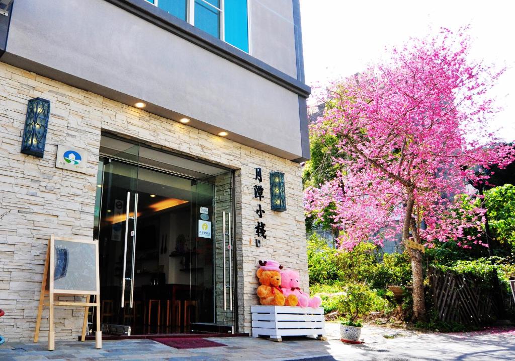 un magasin avec une pile de fruits devant un bâtiment dans l'établissement Moonlake B&B, à Yuchi