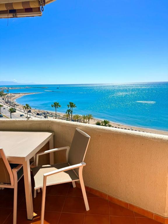 Large Deluxe Front Sea View Apartment Benalbeach