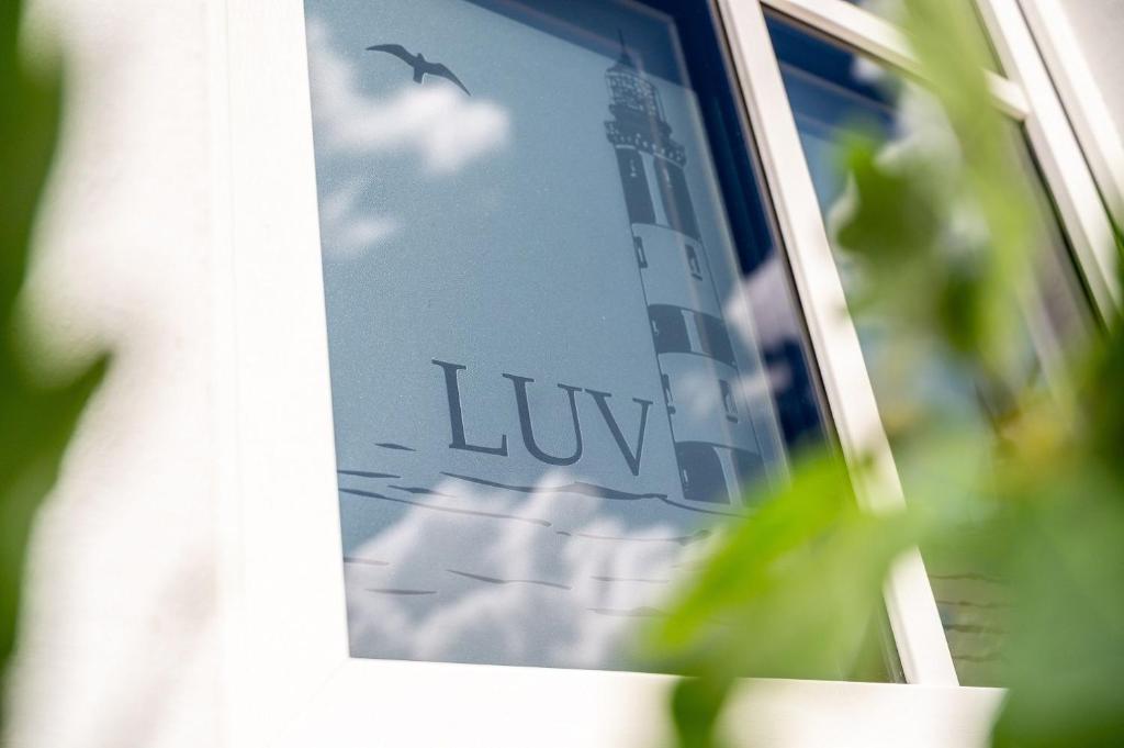 a window with a reflection of a building and a bird at Fh "luv" in Ueckermünde