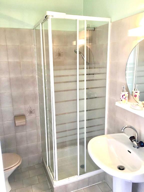 a bathroom with a shower and a sink at résidence Fogata in LʼÎle-Rousse