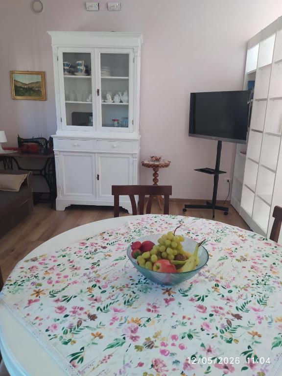 a table with a bowl of fruit on top of it at Casa vacanze Aielli Risorgimento in Aielli