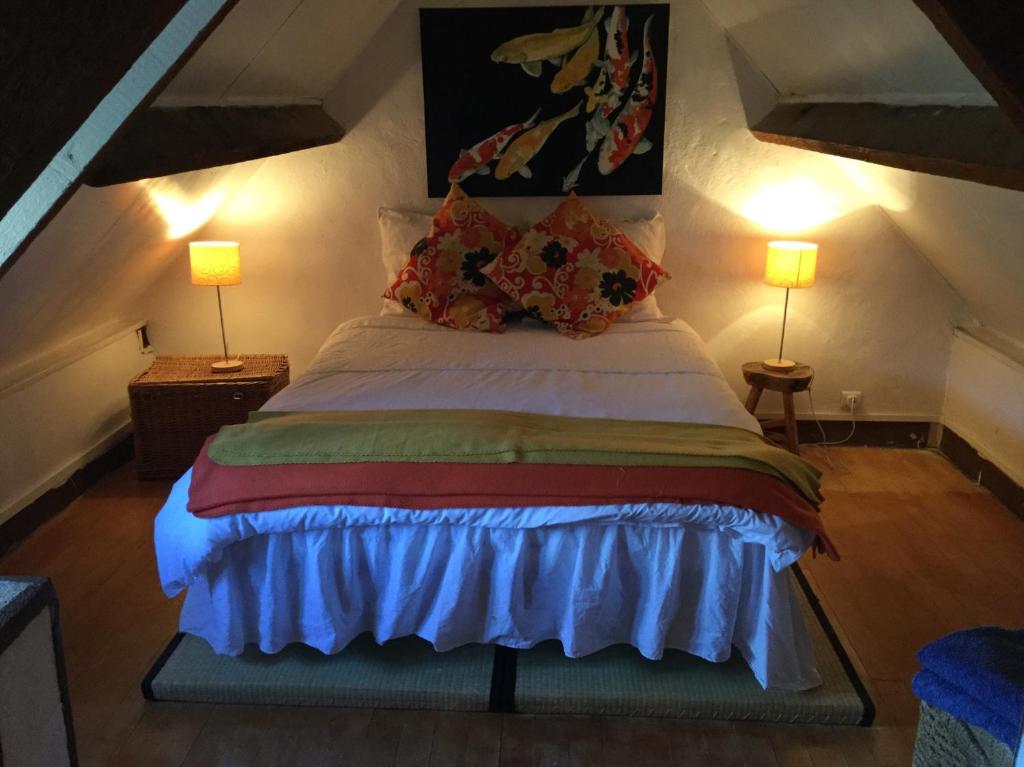 เตียงในห้องที่ Au Paddock du Bec