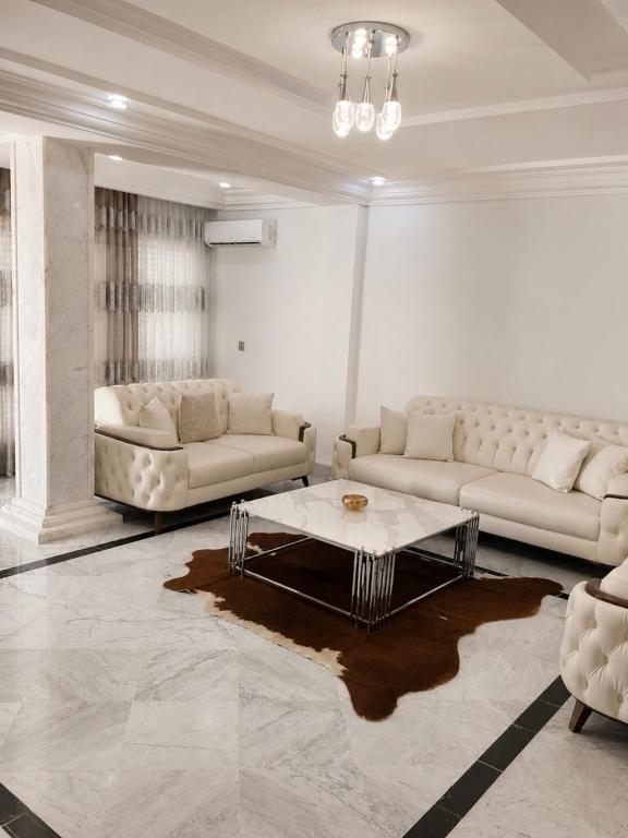 a living room with two couches and a coffee table at Villa Élégance in Tunis