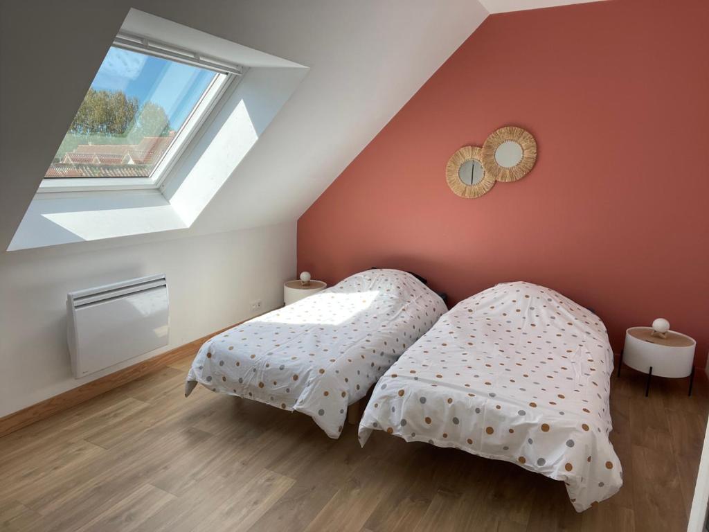 a bedroom with two beds and a window at Maison de campagne in Le Wast