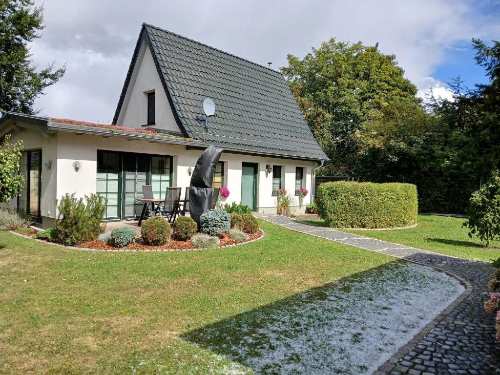 a house with a statue in the front yard at Ferienhaus Frank in Gellenthin