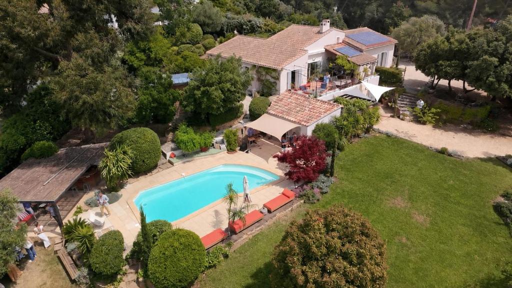 an aerial view of a house with a swimming pool at Le Repaire de la Cadière à 5mn des plages ! in Saint-Cyr-sur-Mer
