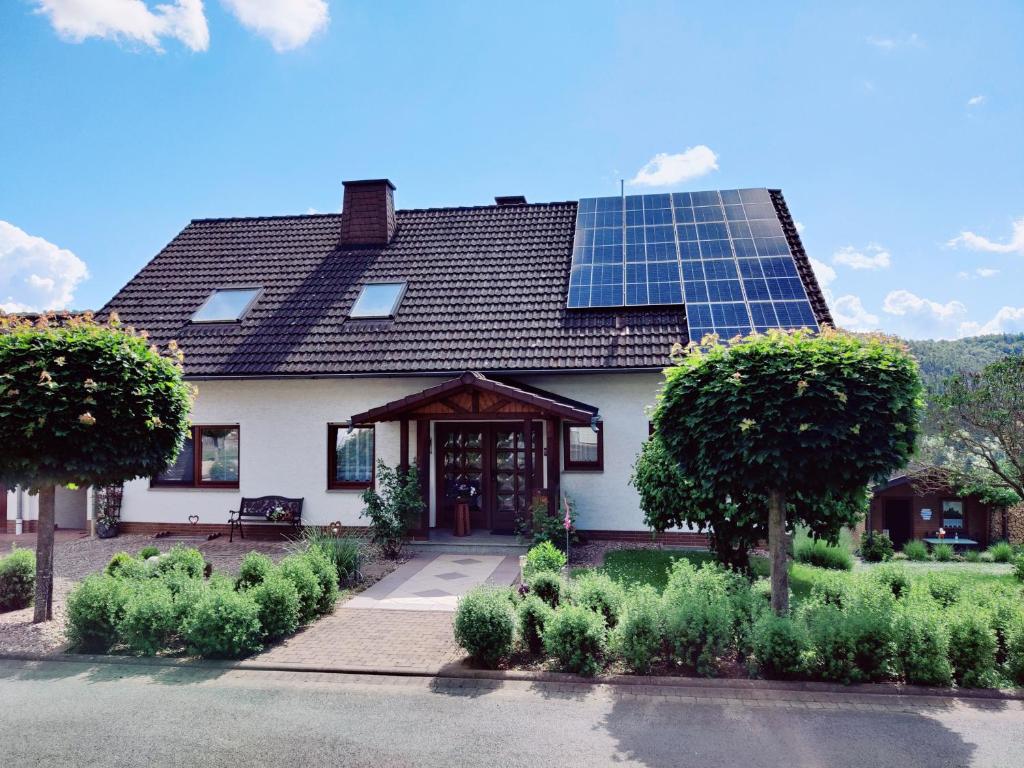 a house with solar panels on the roof at Ferienwohnung Edersonne in Hemfurth-Edersee