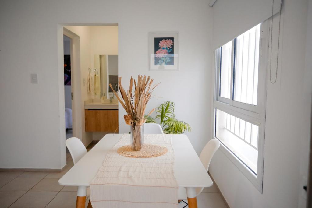 a white dining room with a table and chairs at Temporario Sur, Depto ideal familias con cuna Pet-friendly, zona IUPA in General Roca