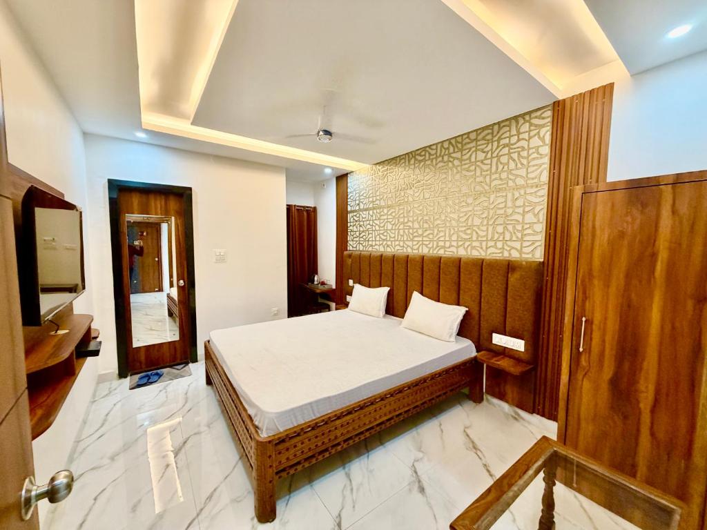 a bedroom with a bed and a television in it at Hotel Umang in Sītāmarhi