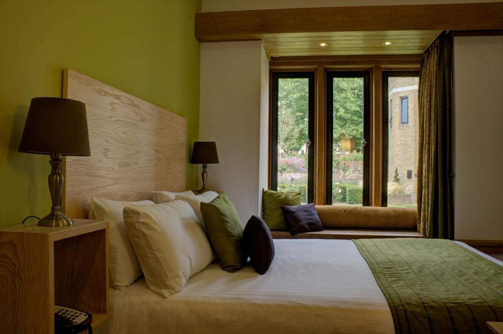 Ein Bett oder Betten in einem Zimmer der Unterkunft Canterbury Cathedral Lodge